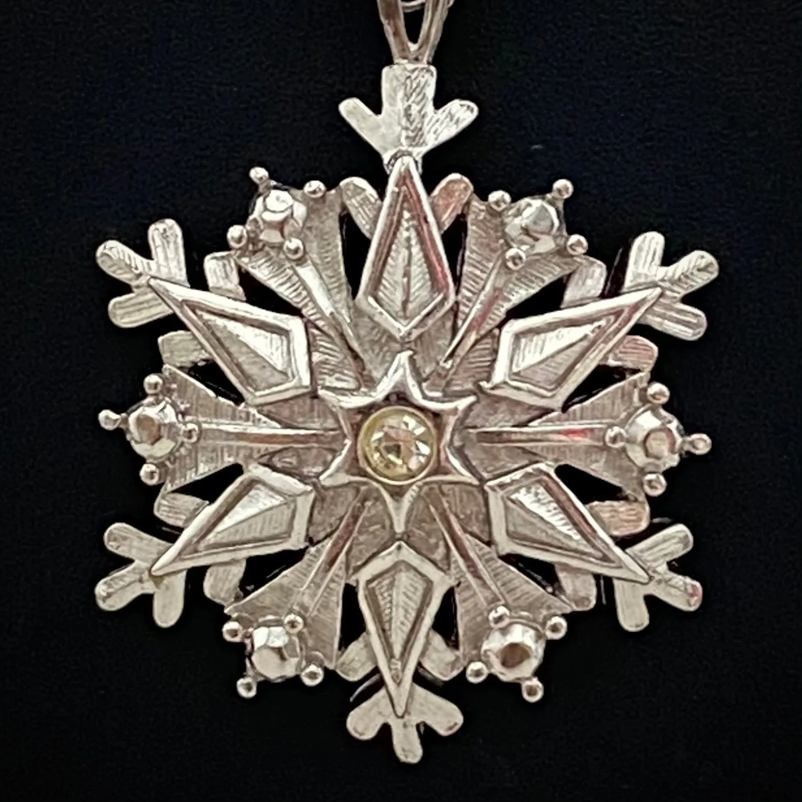 1988 Avon Glistening Snowflake Necklace